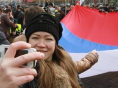 Обходят санкции: россияне массово получают румынские паспорта по поддельным документам – Le Monde