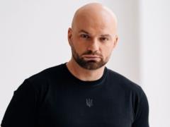 Известный ведущий оказался в эпицентре обстрела