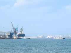 В Чёрное море вытекла нефть из-за ударов РФ по порту Южный