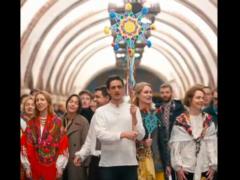 Сотрудники западных посольств спели Щедрик в метро Киева