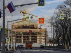  Танцы на костях : оккупанты открывают разбомбленный драмтеатр в Мариуполе — The Guardian