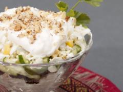 Вкуснее, чем оливье и шуба: легкий салат со шпротами и овощами для новогоднего стола