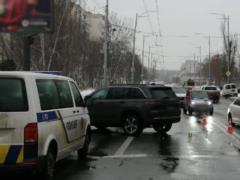 В Киеве водитель Jeep на переходе сбил насмерть пожилую женщину. Подробности ДТП и фото