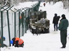 280 км: Латвия полностью огородилась от России забором