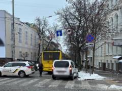 В центре Киева в провале дороги застрял троллейбус