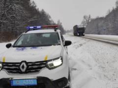 Сильный снегопад осложнил движение на трассе Киев-Чоп