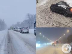На западе снегопады парализовали движение, а Одессу заливает дождь:  Украину накрыла непогода. Фото и видео