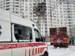 Посеченная обломками скорая и шапка погибшего медика: последствия атаки РФ в Дарницком районе Киева. Фото и видео