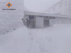 В Карпатах спасатели предупреждают туристов о морозах до -17°С и снеге до 70 см