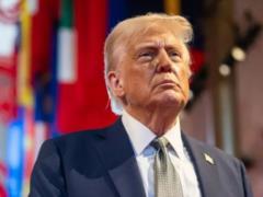 Трамп показал средний палец работнику завода Ford: в Белом доме реакцию назвали  уместной 
