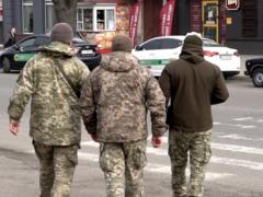 Имеют ли право работники ТЦК задерживать граждан и принудительно доставлять их в центры комплектации: решение суда