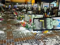  Раздражают, потому что напоминают о войне : в Ровно женщина перекинула портреты павших защитников