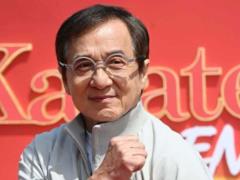 Типичный папа на празднике: 71-летний Джеки Чан произвел фурор своим видом на модном показе и растопил сердца благородным поступ