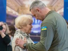  Их имена навсегда в истории : Кличко в День Соборности встретился с семьями погибших защитников Украины.