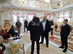 Царские хоромы: обыски у депутата на Закарпатье