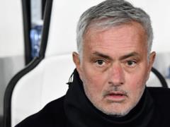 Disenchanted Benfica fans stormed the base and extracted evidence from Mourinho
