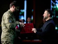 Зеленский присвоил военным звание Героя Украины и вручил ордена