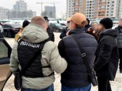 В Киеве задержали мужчин за сбыт поддельных долларов