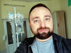  Он просто не умеет сдаваться : киевский поэт, борющийся с тяжелой болезнью, восхищается несокрушимостью родного города