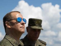 Медведев снова разбрасывается ядерными угрозами:  Мы не сумасшедшие, но... 