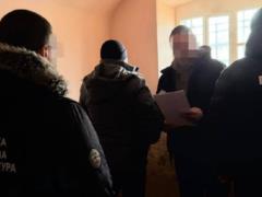 Придумал целую схему: экс-чиновник миграционной службы  спрятал  13 млн грн в декларации матери