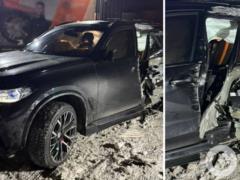 В Киеве водитель BMW протаранил столб и скрылся с места ДТП, оставив травмированного пассажира в авто.