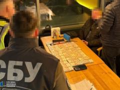 Чиновника КГГА поймали на  откатах  за поставку оборудования в школы