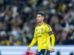 Ronaldo poses again with Al-Nasr s entry for the match in the Saudi Arabian Championship