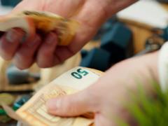 Беженцы из Украины массово выходят на работу в Европе: в каких странах самые высокие зарплаты