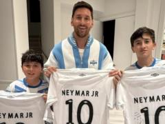 Neymar gave a special gift to Messi and his sons