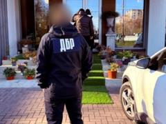 Сотрудник миграционной службы скрыл имущество на десятки миллионов