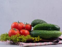 Приблизились к стоимости мяса: сколько стоят огурцы и помидоры