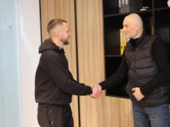 Во Львове сын посмертного донора встретился с мужчинами, которым пересадили органы его папы – фото