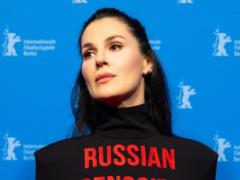 Маша Ефросинина с  кровавой  надписью на платье устроила смелый перформанс на красной дорожке Берлинале.
