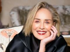 67-летняя Шэрон Стоун, которая призвала не бояться морщин, поразила помолодевшим видом на красной дорожке.