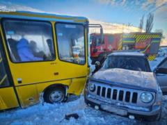 На Киевщине авто столкнулось со школьным автобусом, есть постравшие