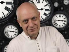  Пророк судьбы , который якобы предсказал COVID-19 и смерть королевы, сделал тревожные прогнозы на 2026 год