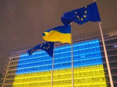В Брюсселе здания ЕС засветились сине-желтым