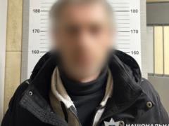 Работники автомойки в Киеве обокрали клиентку во время тревоги