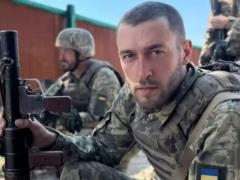 Вдова Юрия Фелипенко показала его могилу и почтила память героя трогательным жестом.