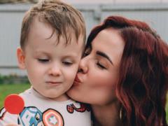 «Дома безопаснее»: MamaRika застряла с сыном в Дубае под обстрелами без укрытий