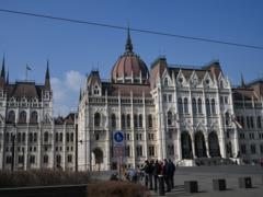 Венгрия  узаконила  арест денег и золота Украины