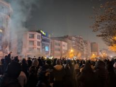 Держат палец на крючке: иранская полиция угрожает протестующим