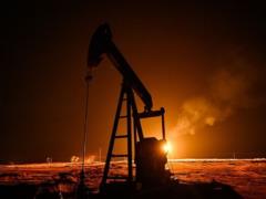 Добыча нефти в России падает третий месяц подряд