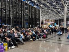 В Сочи отменили десятки авиарейсов из-за  самой продолжительной атаки  БпЛА