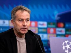 Bayer s coach stresses the referee s decisions and shifts the pressure to Arsenal