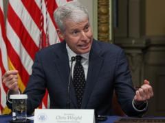 США обещают не снимать санкции с российской нефти