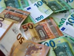 В Германии 7-летний мальчик принес в школу 5000 евро