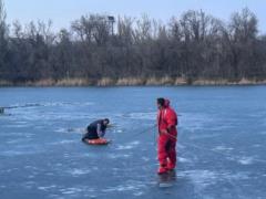 Был в 30 метрах от берега: в Кривом Роге мужчина провалился под лед и едва не погиб.