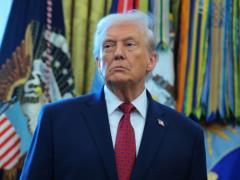 Трамп в третий раз за неделю угрожает Ирану мощным ударом